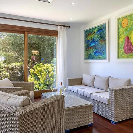 Ferienhaus Haus Mit Grossen Gaerten, Schoener Aussicht Auf Berge Und 300 M Vom Entfernt